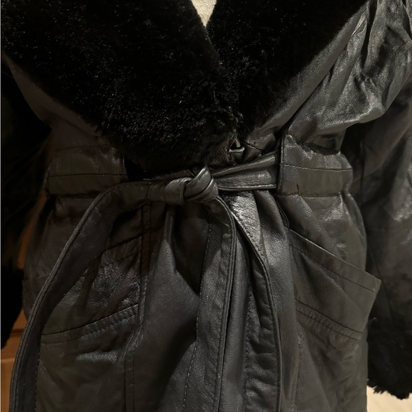 Vintage luxe black leather jacket with faux fur - Picture 3 of 10